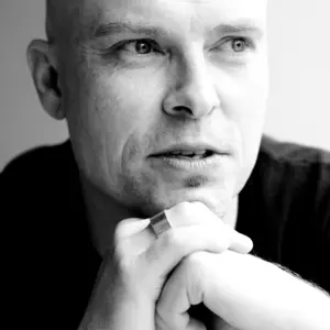 Retrato de Adam Nevill