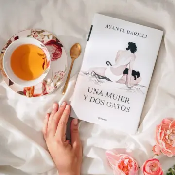 Imagen extra Una mujer y dos gatos 0